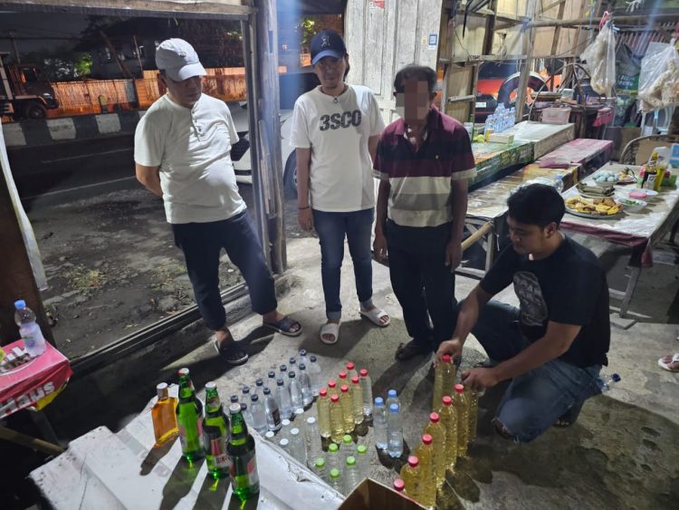Razia Miras di Malam Takbiran, Polresta Cirebon Amankan Ratusan Botol Minuman Keras