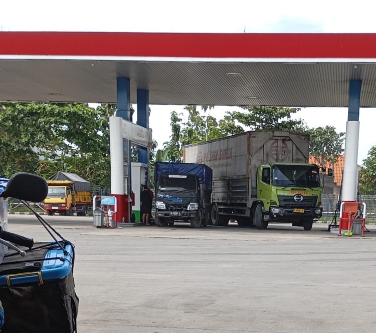 Viral truk Pengangkut Solar ilegal diduga milik oknum anggota polres Demak Mengisi Secara Bebas Di SPBU 44.595.16 Kembar Lingkar Demak,