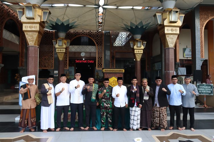 Dandim 0614/Kota Cirebon Beserta Istri Ikuti Salat Idul Adha 1446 H Bersama Forkopimda di Masjid At-Taqwa