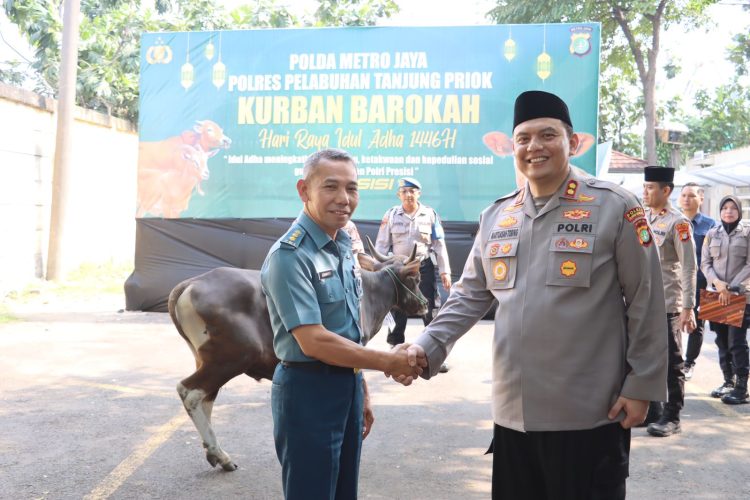 Kapolres Pelabuhan Tanjung Priok, Serahkan Hewan Kurban