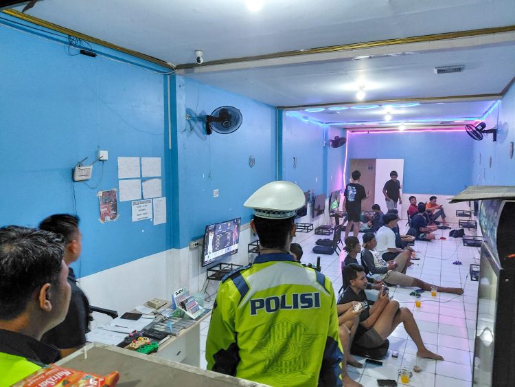 Polresta Cirebon Gencarkan Patroli Malam, Sosialisasikan Penerapan Jam Malam bagi Pelajar