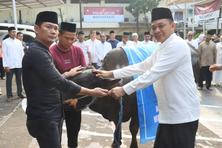 Momen Idul adha, Kapolres Metro Depok Wujudkan Sinergi dan Semangat Berbagi