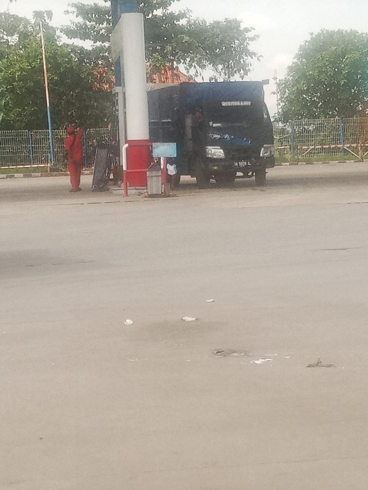 Viral truk Pengangkut Solar ilegal diduga milik oknum anggota polres Demak Mengisi Secara Bebas polres Demak tutup mata 
