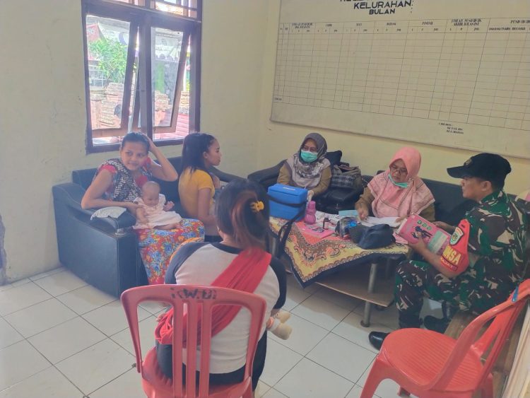 Babinsa Kelurahan Drajat Dampingi Nakes Dalam Kegiatan Posyandu.