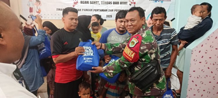 Babinsa Kelurahan Panjunan Dampingi DKP3 Kota Cirebon Salurkan Bantuan untuk Anak Stunting