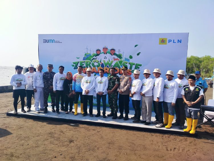 Wujudkan Lingkungan Bersih dan Sehat, Danramil 1403/Lemahwungkuk Ikut Bersih-Bersih Pantai.