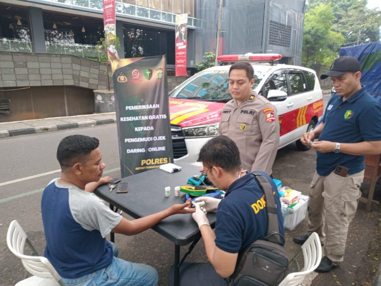 Hari Bhayangkara ke-79, Polisi Layani Pemeriksaan Kesehatan Ratusan Pengemudi Ojek Online di Kota Tangerang