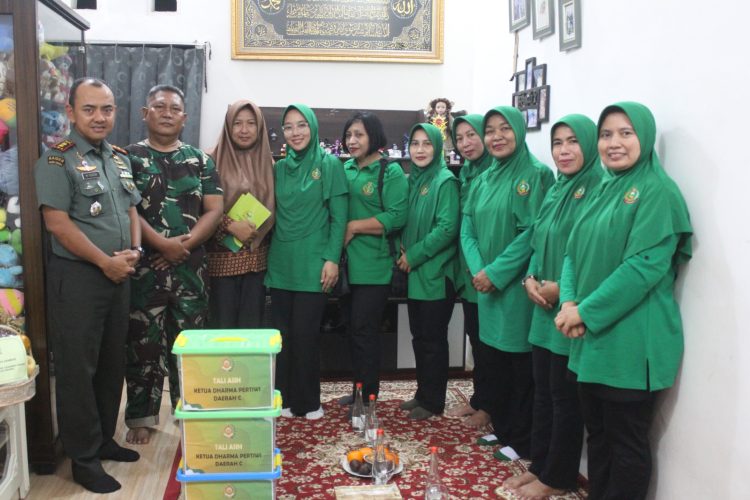 TALI ASIH, DANDIM 0620/KABUPATEN CIREBON BESERTA KETUA PERSIT KCK CABANG XXX MENJENGUK ANAK ANGGOTA YANG SAKIT