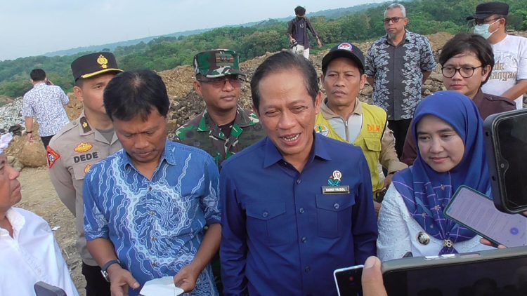 Dandim 0614/Kota Cirebon Bersama Walikota Cirebon Dampingi Menteri LH/BPLH RI Dalam Rangka Kunjungan Kerja Lapangan di TPA Kopi Luhur Kota Cirebon.