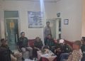 Perkuat Sinergitas : Babinsa, Bhabinkamtibmas, dan Lurah Kecapi Gelar Rapat Koordinasi Bahas Kamtibmas dan Jam Malam Pelajar