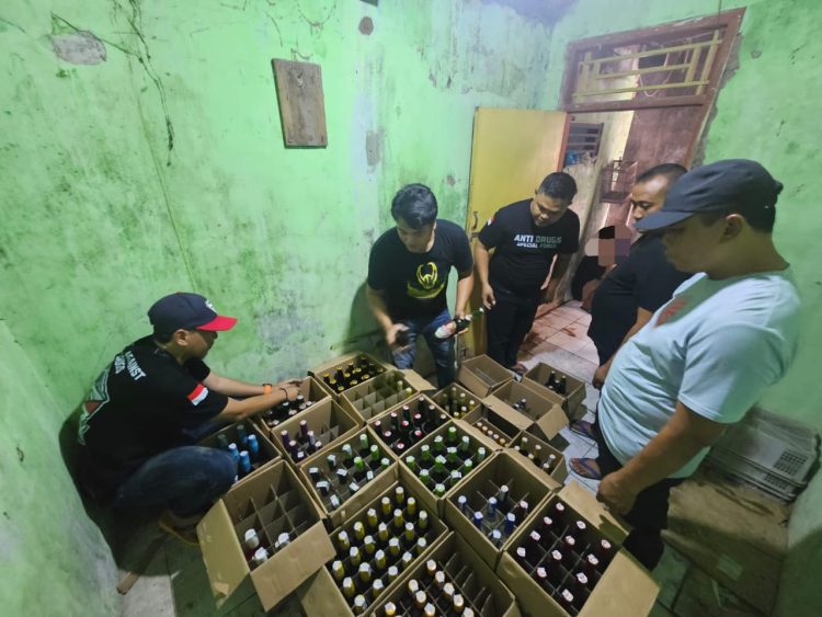 Polresta Cirebon Grebek Sarang Miras: 332 Botol Disita dalam Operasi Pekat