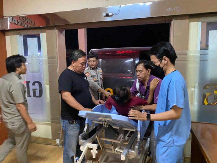 Polisi Sigap Evakuasi Ibu Pendarahan Tengah Malam ke RSUD Waled: Respon Cepat 110 Polsek Pabuaran