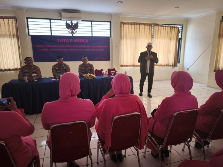 Kapolsek Bekasi Barat AKP Dr. H. Wahyudi, SH.,MH., Gelar Tatap Muka Dengan Bhayangkari Ranting Polsek Bekasi Barat