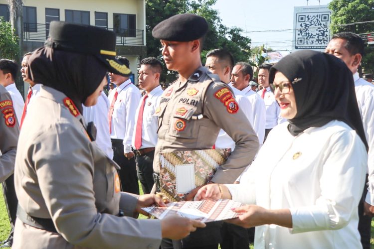 Dedikasi Dibalas Apresiasi: Polresta Cirebon Naikkan Pangkat dan Beri Penghargaan Puluhan Anggota Berprestasi