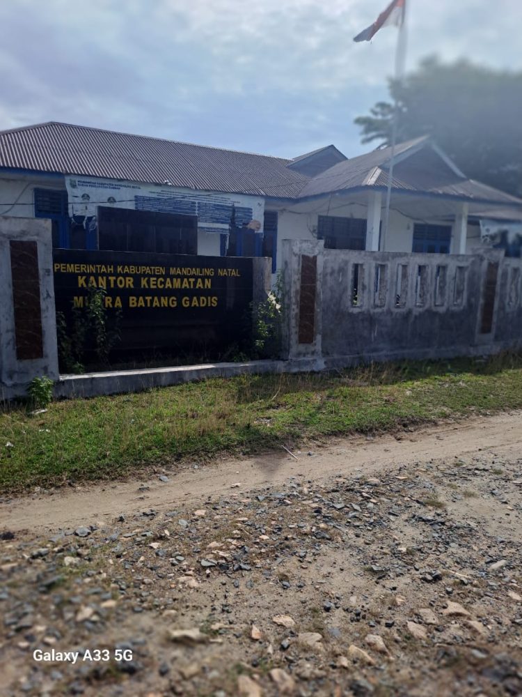 Dugaan Pungli di Kantor Camat Muara Batang Gadis,Pegawai Honor Baru Diduga Dipungut Rp 10 Juta. 