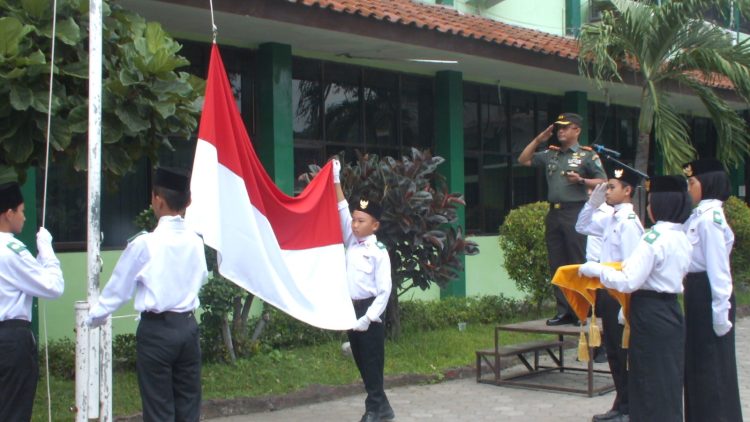 Dandim 0614/Cirebon Jadi Pembina Upacara Bendera di SMPN 6 Kota Cirebon : Tanamkan Wawasan Kebangsaan dan Cinta Tanah Air dan Penerapan Jam Malam Bagi Pelajar