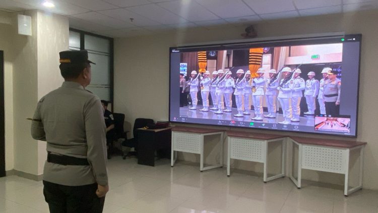 Kapolres Bersama PJU Polres Metro Bekasi Kota Mengikuti Upacara Nilai-Nilai Leluhur Tribarata Pembinaan Tradisi Hari Bhayangkara ke-79 Via Zoom