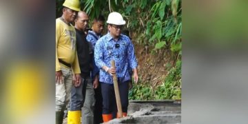 Proyek itu disebutkan aduknya tipis, siku-sikunya tidak berbentuk, serta pasirnya bagus namun kurang semen.