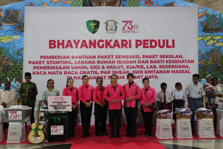 Kunjungi Raja Ampat, Ketum Bhayangkari Ny. Juliati Sigit Prabowo Salurkan Sembako hingga Gelar Khitanan Massal