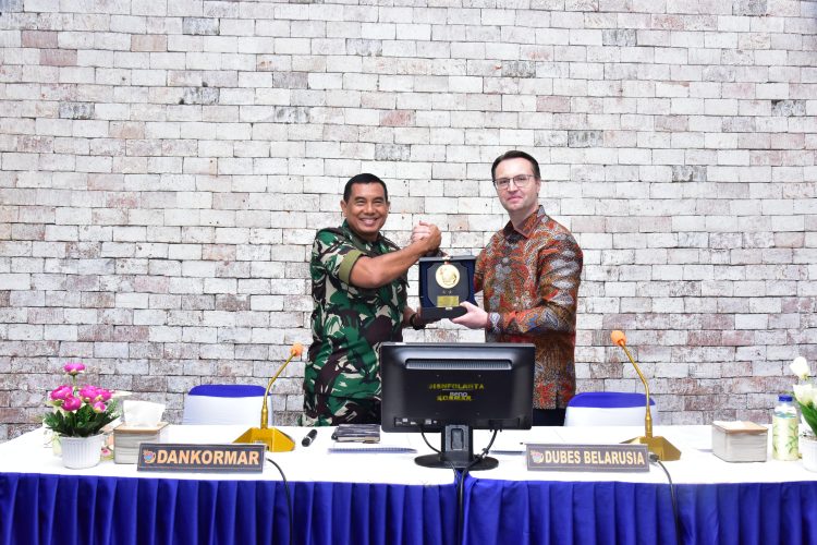 DANKORMAR PIMPIN PRESENTASI KENDARAAN TAKTIS MAZ-5362H5 DARI PT SATYA WACANA SANTHOSA