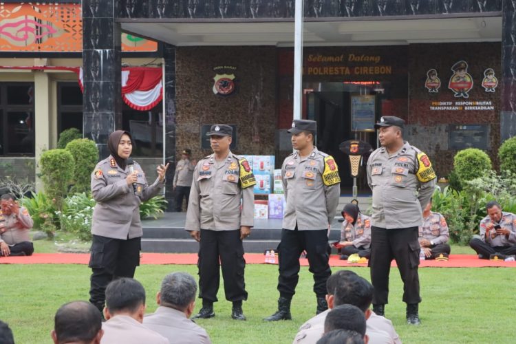 Kapolresta Cirebon Beri Arahan kepada Bhabinkamtibmas: Perkuat Peran dalam Menjaga Kamtibmas di Desa