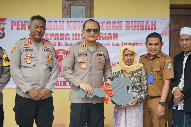 Kapolresta Tangerang Serahkan Kunci Bedah Rumah dalam Rangka Hari Bhayangkara ke-79