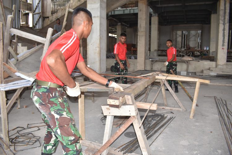 Bakti Tanpa Pamrih, Prajurit Petarung Pasmar 3 Gotong-royong Bangun Masjid Al-Akbar Sorong
