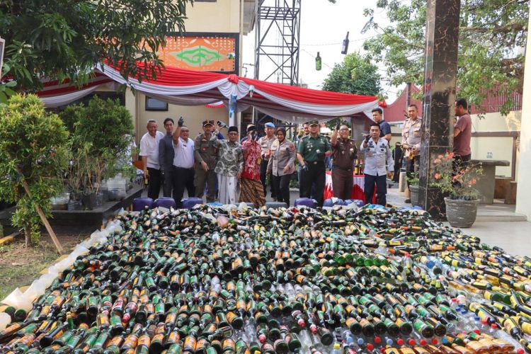 Polresta Cirebon Musnahkan Ribuan Botol Miras Berbagai Merek, Tegaskan Perang Terhadap Miras dan Selamatkan Generasi Muda