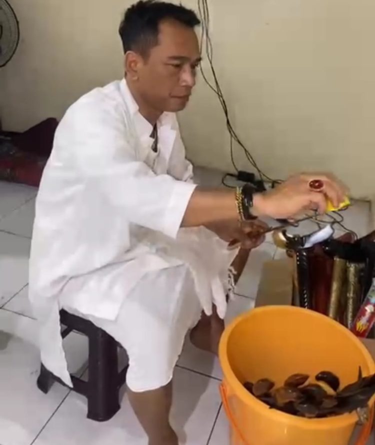 Andi Prasetyo kaperwil tribun tipikor Lakukan Ritual Cuci Pusaka Jamus Pusaka pada Malam Satu Suro