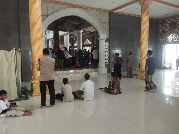 Anggota Polsek Tigaraksa Laksanakan Sholat Jumat Keliling di Masjid Ismatul Hasanah dan Sambang Tokoh Agama