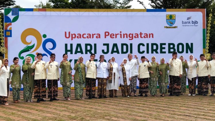 Dandim 0614/Kota Cirebon dan Ketua Persit KCK Cab.XXV Hadiri Upacara HUT ke-598 Kota Cirebon.