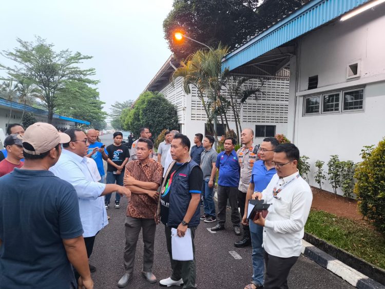 Stafsus Kapolri Tinjau Lokasi Donor Darah HUT Bhayangkara ke-79 di PT. Surya Toto Cikupa