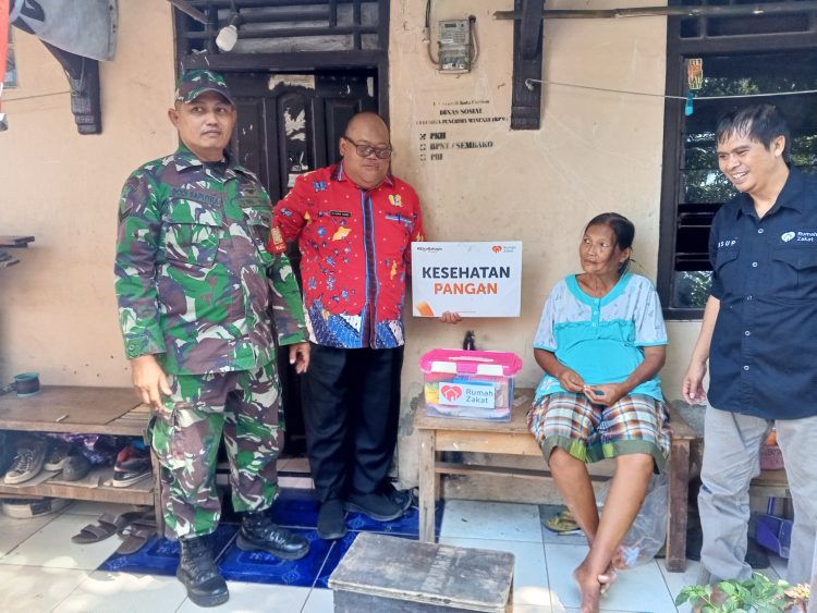 Babinsa Kel. Kesenden Dampingi Kegiatan Bakti Sosial Pengobatan Gratis dan Bantuan Pangan bagi Lansia dalam Rangka HUT ke-598 Kota Cirebon