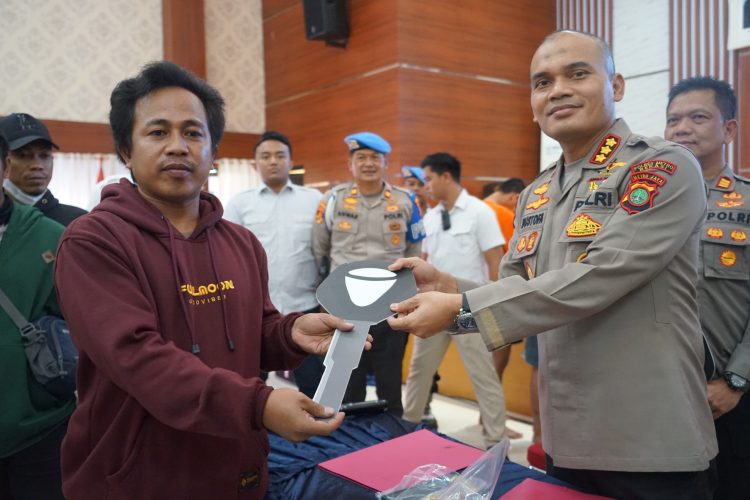 Sambut Hari Bhayangkara ke-79, Polres Metro Bekasi Serahkan 10 Sepeda Motor Hasil Kejahatan kepada Pemiliknya