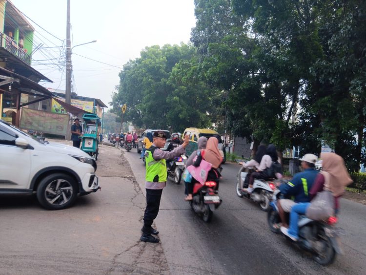 Unit Lantas Polsek Tigaraksa Rutin Laksanakan Pengaturan Lalu Lintas di Sore Hari