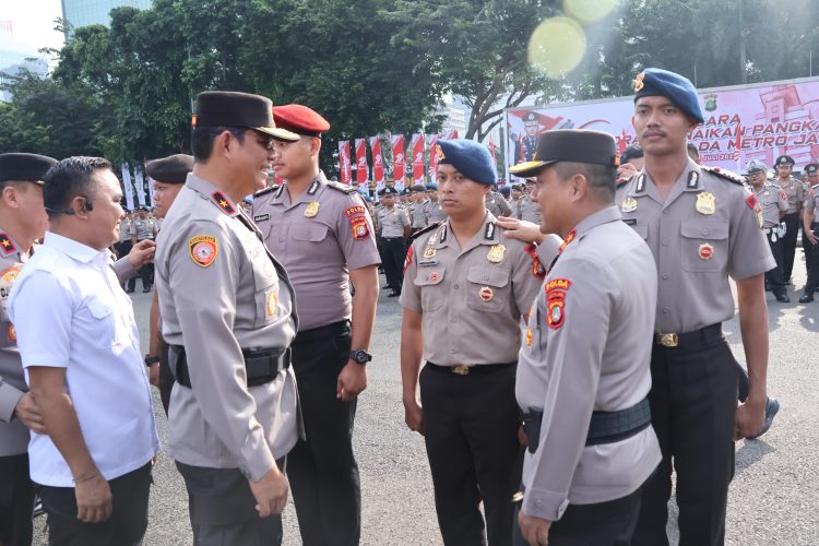 Kapolda Metro Jaya Pimpin Upacara Kenaikan Pangkat 886 Personel, 12 Diantaranya Terima Kenaikan Pangkat Pengabdian