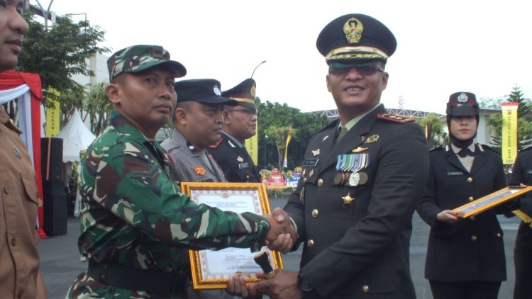 Dandim 0614/Kota Cirebon Hadiri Upacara Hari Bhayangkara ke-79, Babinsa Kelurahan Kesambi Raih Penghargaan