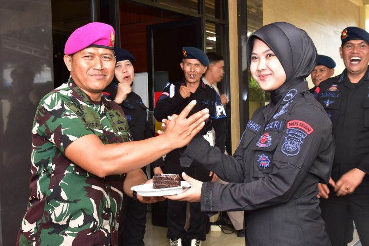 Satuan Brimob Polda Metro Jaya Mendapat Surprise Dari TNI AL Korps Marinir, Wujud Sinergi TNI-Polri di Hari Bhayangkara ke-79