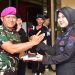 Satuan Brimob Polda Metro Jaya Mendapat Surprise Dari TNI AL Korps Marinir, Wujud Sinergi TNI-Polri di Hari Bhayangkara ke-79