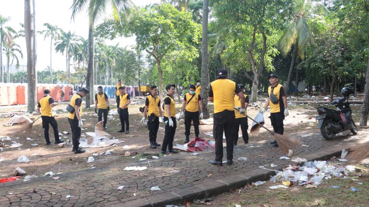 Satuan Brimob Polda Metro Jaya Mendapat Surprise Dari TNI AL Korps Marinir, Wujud Sinergi TNI-Polri di Hari Bhayangkara ke-79