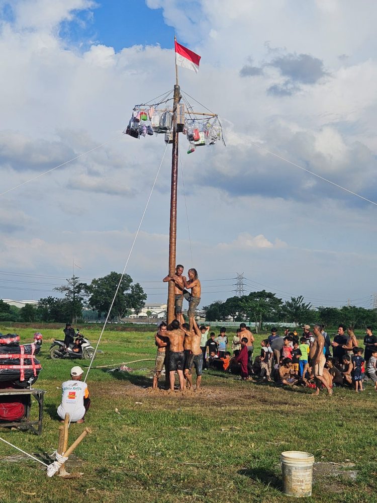 Sambut HUT Bhayangkara Ke-79, Polsek Pasar Kemis Gelar Perlombaan Panjat Pinang, 