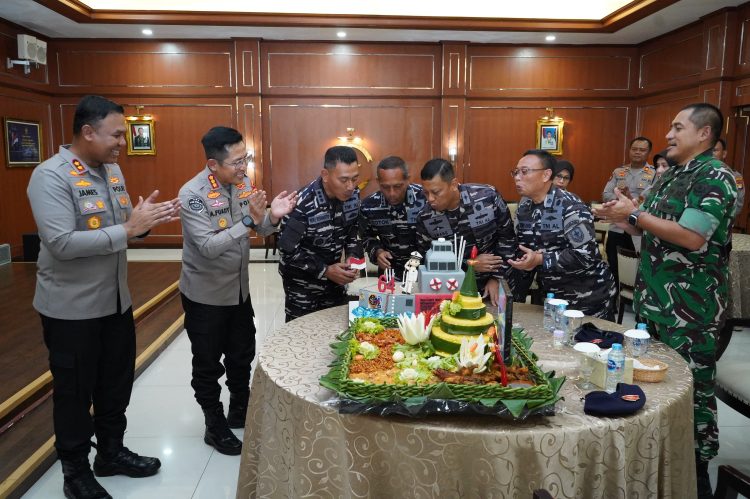 Polres Metro Jakarta Utara Beri Kejutan Manis di HUT ke-64 Kolinlamil 