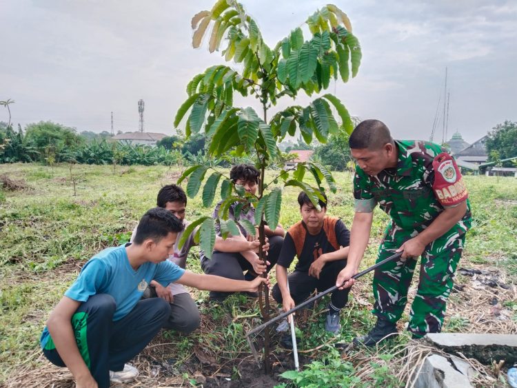 Peduli Alam dan Lingkungan Hidup, Babinsa Bersama DLH Kota Cirebon Laksanakan Reboisasi.