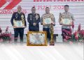 Lomba Layanan Polisi 110, Kapolresta Manokwari terima penghargaan dari Kapolda Papua Barat.