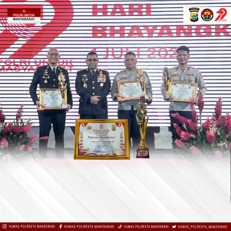 Lomba Layanan Polisi 110, Kapolresta Manokwari terima penghargaan dari Kapolda Papua Barat.