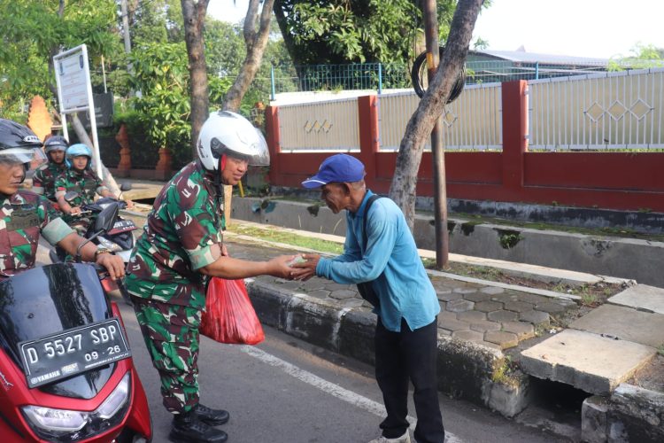 Korem 063/SGJ gelar kegiatan “JUMAT BERKAH”, Bagikan Nasi untuk masyarakat