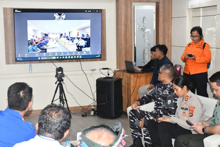 Komandan Lanal Denpasar Pantau Langsung Situasi Proses Evakuasikan Korban KMP Tunu Pratama Jaya