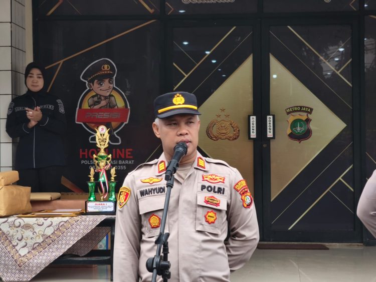 Tradisi Pelepasan Purna Tugas Anggota Polsek Bekasi Barat 