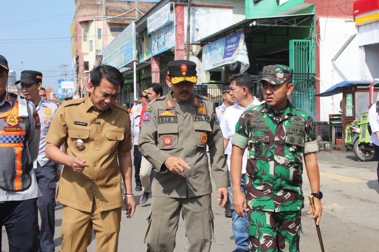 DANDIM 0620/KABUPATEN CIREBON BERSAMA FORKOPIMDA KABUPATEN CIREBON GELAR PENERTIBAN TERHADAP ANAK JALANAN, PUNK, GEPENG, MANUSIA SILVER, PAK OGAH, DAN PEDAGANG DI BADAN JALAN