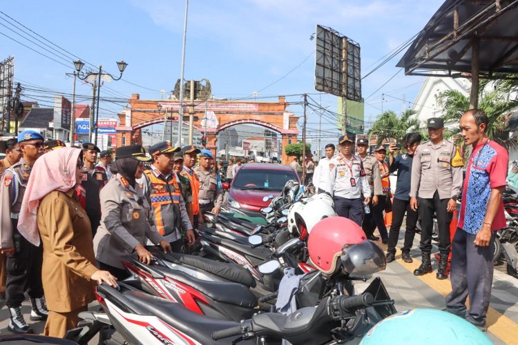 Polresta Cirebon dan Forkopimda Tertibkan Kawasan Weru-Trusmi: Jalanan Dibersihkan, Wisata Lebih Nyaman